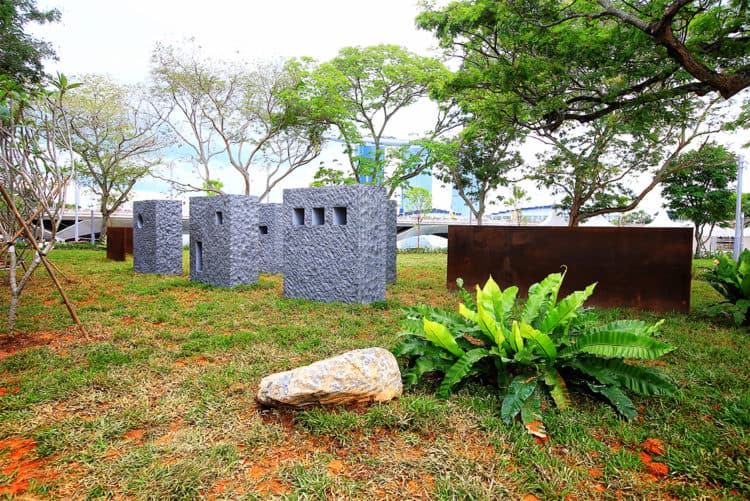 Recovered: 02/Public-Art-in-Singapore-The_Rising_Moon-750x501.jpg