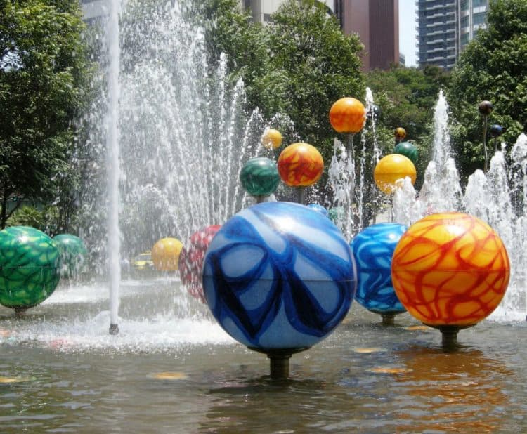 Recovered: 02/Public-Art-in-Singapore-shimmering-pearls-750x618.jpg